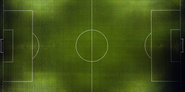 体育赛事直播平台场景 - 多屏显示实时比赛画面与数据