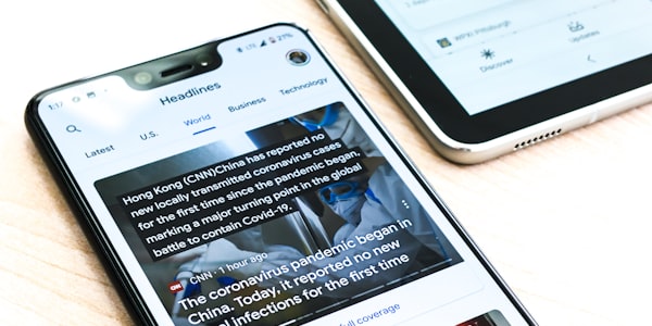 体育酒吧观赛活动场景 - 人群在酒吧内观看大屏幕足球比赛